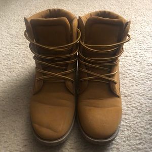 Size 7.5M brown boots